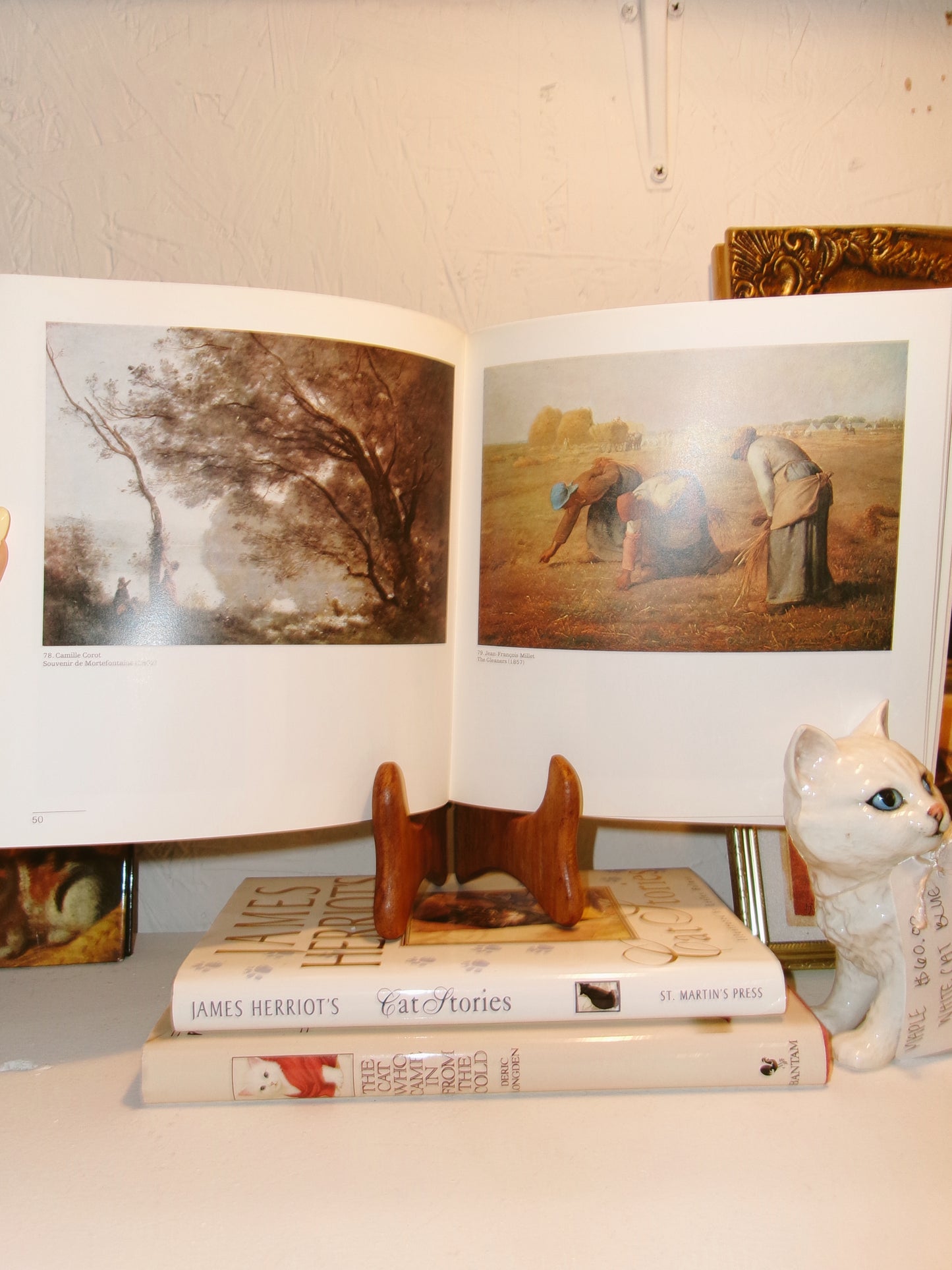Paperback Louvre Book
